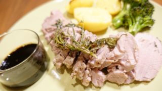 ハーブの香りに癒される!豚ヒレ肉の香草オーブン焼き