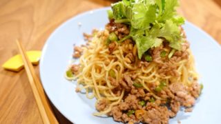 パクチー盛り盛り!豚ひき肉と青唐辛子のタイ風焼きそば