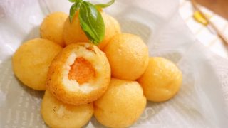 中からソースがあふれ出る!ビジュアルから美味い「明太バターボール」