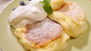 究極のふわふわ!口の中でしゅわしゅわ溶ける「スフレパンケーキ」