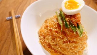 ウマ辛~い本格スープが決め手の「春雨ビビン麺」